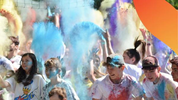 Studenti běžící Color run na majálesu