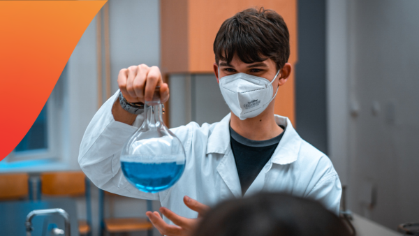 Student experimentující v nové školní laboratoři