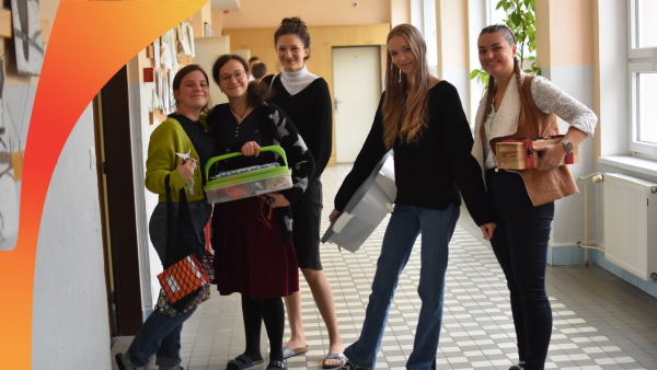 Studenti užívající si No backpack day